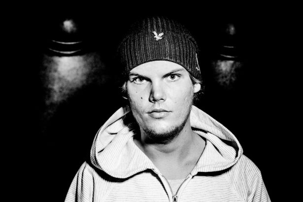 AVICII posthumno drži polovicu top 10 na ljestvici