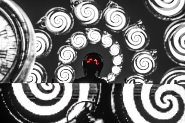 Rezz nagovještava da njezinu audio-vizualnu produkciju ‘portal’ u sferu