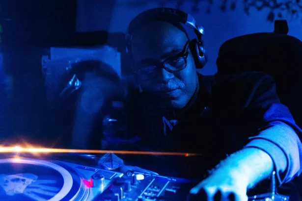 Anthony “Shake” Shakir: Maverick Genij Detroitskog Techna