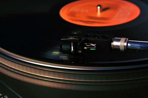 Irska ima svoje jedino postrojenje za vinilno prešanje, a sada je otvoreno za rad – Vijesti