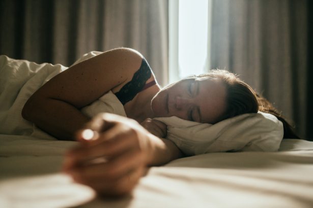 Ova spajalica za spavaću sobu poboljšava kožu – evo što dermatolog kaže o tome.