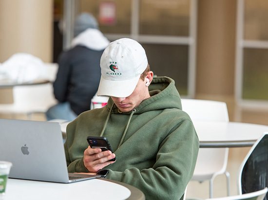 Tech Neck: Kako tehnologija utječe na zdravlje vašeg vrata?