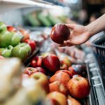 Većina Amerikanaca tvrdi da ih visoke cijene hrane sprječavaju u zdravoj prehrani, pokazuje novo istraživanje.