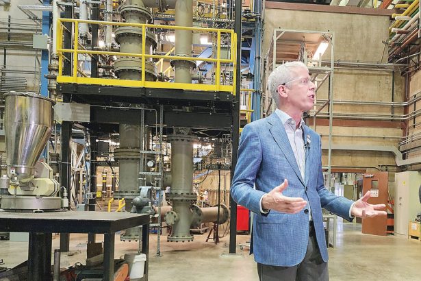Američki sekretar za energiju Wright obilazi Nacionalnu laboratoriju za energetsku tehnologiju