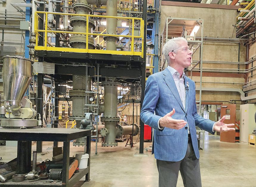 Američki sekretar za energiju Wright obilazi Nacionalnu laboratoriju za energetsku tehnologiju