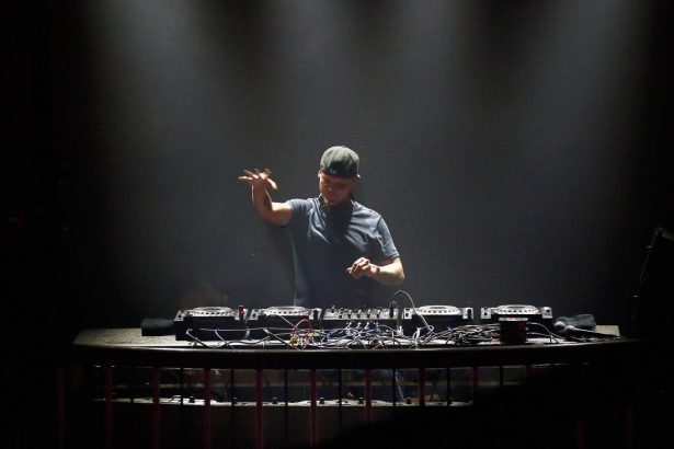 AVICII posthumno ostvaruje novi album broj 1