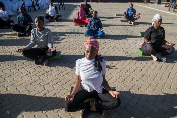 Joga u konobi Zimbabve: Najnoviji trend mentalnog zdravlja u zemlji koja se bori