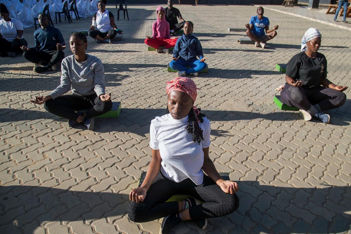 Joga u konobi Zimbabve: Najnoviji trend mentalnog zdravlja u zemlji koja se bori