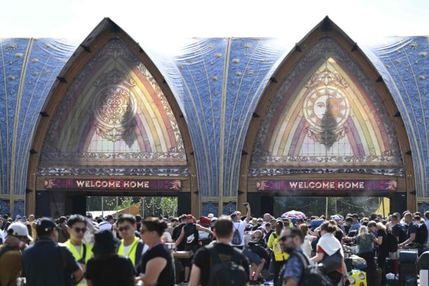 Plamenovi se probijaju kroz Srce Tomorrowlanda – fanovi kažu “raspoloženi smo” dok EDM festival nastavlja dalje.
