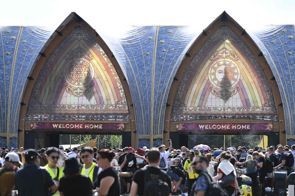 Plamenovi se probijaju kroz Srce Tomorrowlanda – fanovi kažu “raspoloženi smo” dok EDM festival nastavlja dalje.