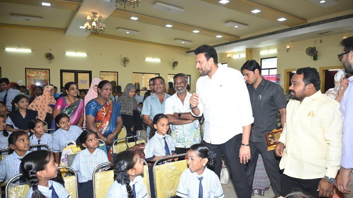 [ai]Rewrite this title to Croatian. Do not include the source website name. Keep all brand names, company names, and proper nouns unchanged. Output only the final title without quotes: Inculcate healthy lifestyle, Industries Minister urges children[/ai]