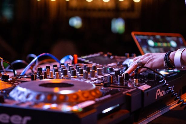 Kršenje zakona o autorskim pravima može povećati broj koncerata za EDM DJ-e, no postoji zamka.