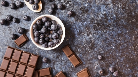 Prepustite se bobičastom voću i tamnoj čokoladi, spoju stvorenom na nebu! (Freepik)