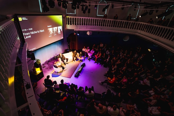 Navigacija AI, globalni narativi i budućnost plesne glazbe