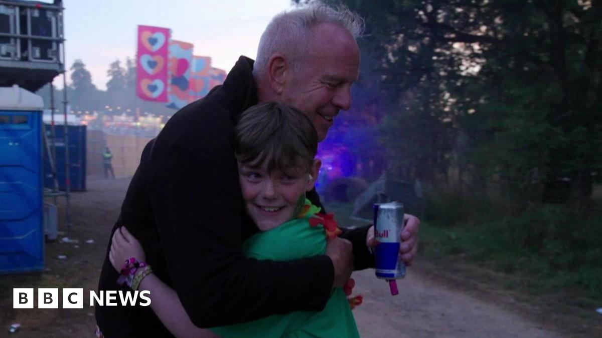 DJ Nadobudni, 11, upoznaje heroja Fatboya Slima nakon nastupa na festivalu