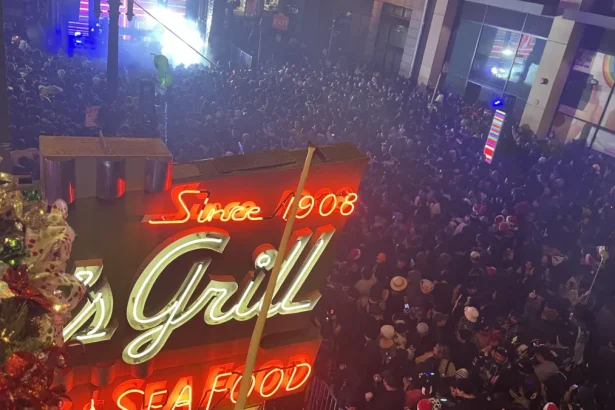 Tisuće ljudi dolaze u središte San Francisca na besplatni elektronski glazbeni show