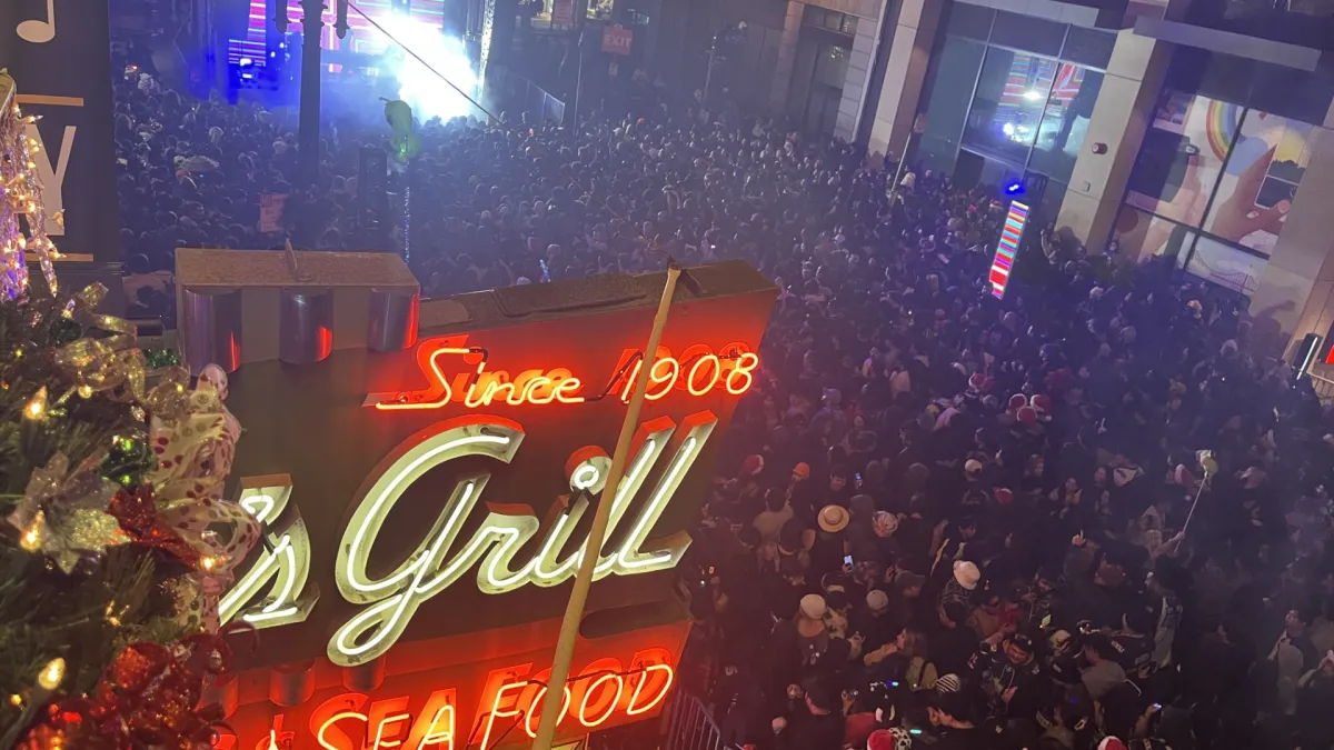 Tisuće ljudi dolaze u središte San Francisca na besplatni elektronski glazbeni show