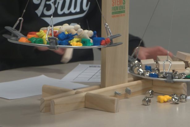 Događaj javne knjižnice grada Siouxa podučava znanost i inženjerstvo kroz praktično učenje