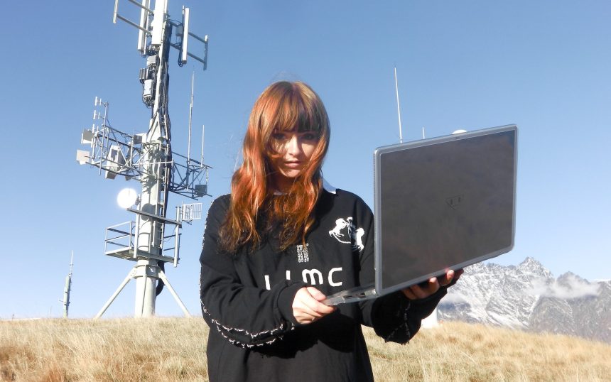 Ninajirachi nastupio na elektro dane zabavu s pjesmom “I Love My Computer”