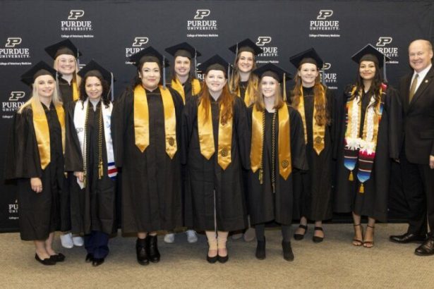Polaznici programa veterinarske tehnologije Purdue na daljinu obilježavaju diplomu na ceremoniji Lynn Hall