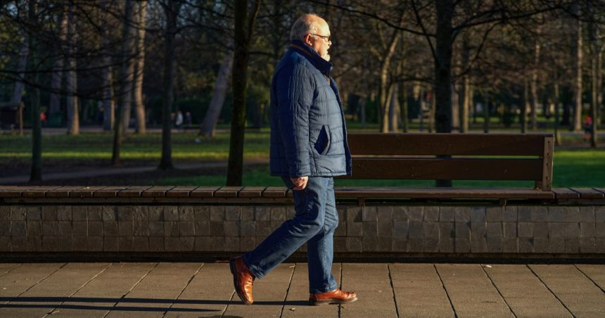 260129 walking senior man vsb 1345 2d0390