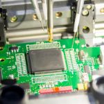 Amkor Technology (AMKR) zabilježila je porast od 33,5% zahvaljujući ključnoj ulozi u naprednim uslugama pakiranja AI čipova.