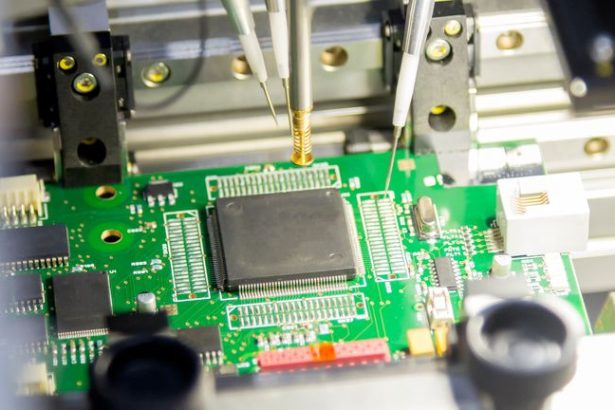 Amkor Technology (AMKR) zabilježila je porast od 33,5% zahvaljujući ključnoj ulozi u naprednim uslugama pakiranja AI čipova.