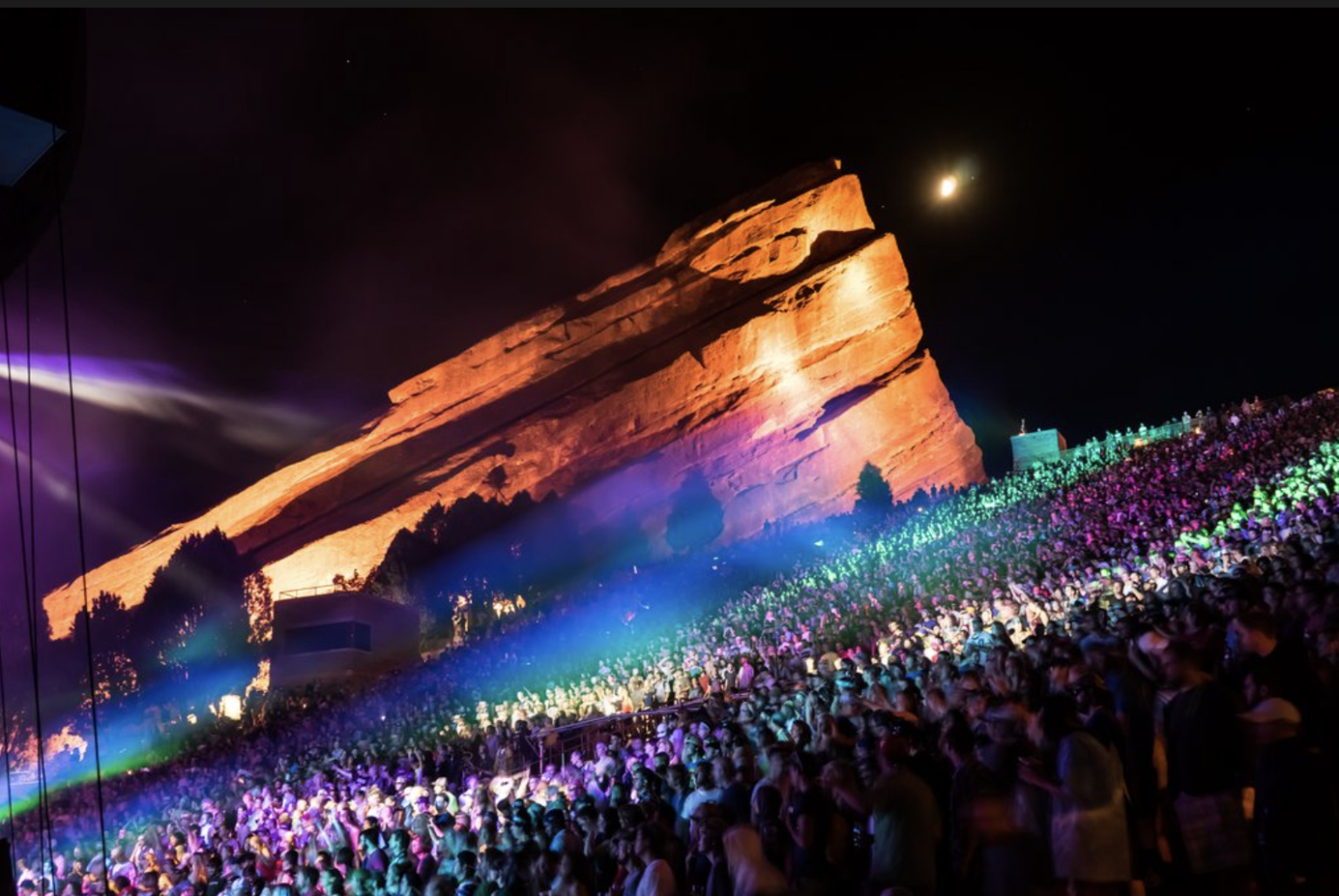 Tko dominira glazbenom scenom u Denveru? DJ-evi ili bendovi uživo?