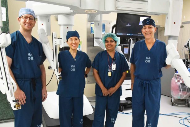 Houston VA uvodi naprednu tehnologiju robotske kirurgije za veterane