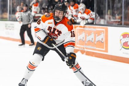 Men’s Hockey Falls 5-1 to Holy Cross