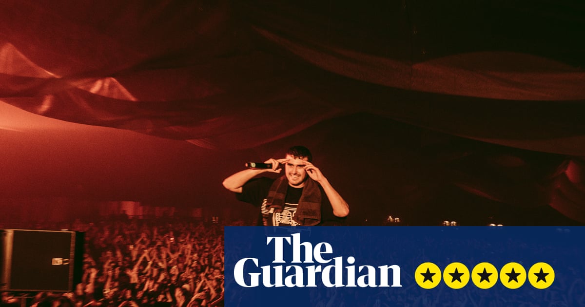 Recenzija Freda Againa – povratak kući zlatnog dječaka britanskog plesa s brojnim gostima eklektičan je trijumf | Opet Fred