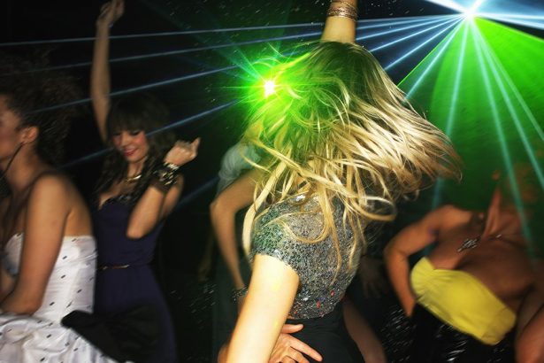 “Porast besplatnih zabava i nestanak prostorija srednje razine… izvanredna otpornost, ali otpornost nije strategija”: Novo izvješće o elektronskoj glazbi u UK donosi miješane vijesti