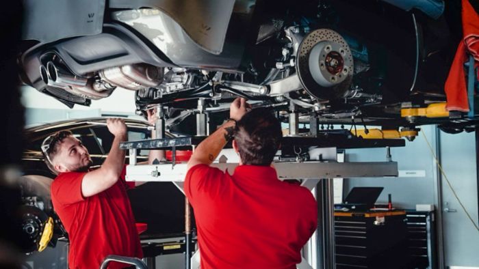 Univerzalni tehnički institut slavi 100. diplomu iz Porscheova programa tehnoloških pripravnika