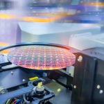 Intel je upravo uložio značajnu okladu na ASML-ovu tehnologiju sljedeće generacije. Evo zašto je to ključno za 2026. godinu.