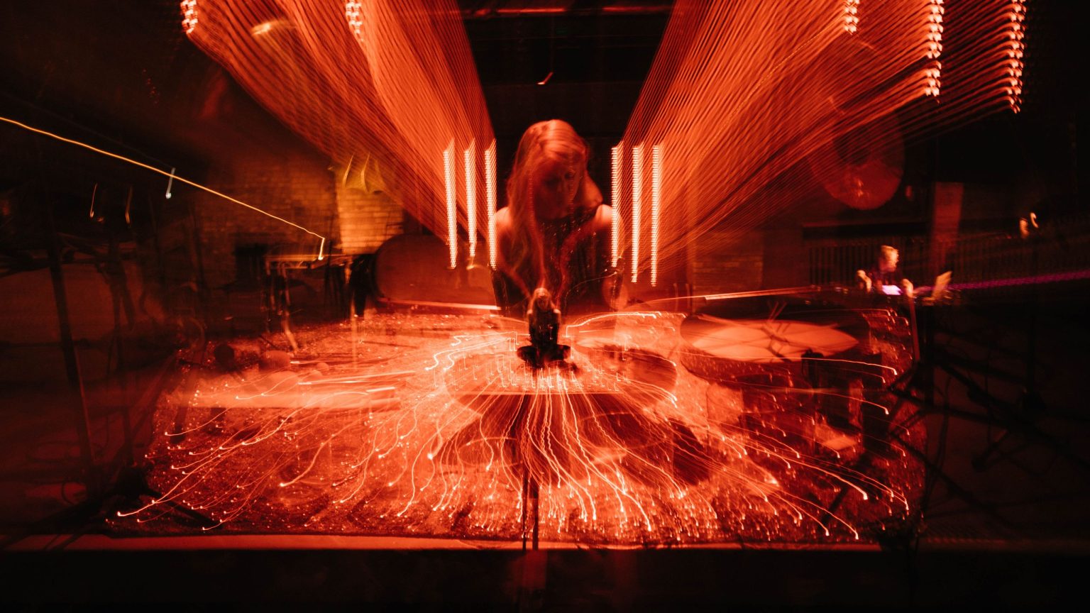 Kada joj se promišljeno pristupi, elektronička glazba može djelovati kao neka vrsta skele za živčani sustav: Djrum i Kaitlyn Aurelia Smith o elektroničkoj glazbi, liječenju zvukom i njegovom potencijalu za pozitivne umove