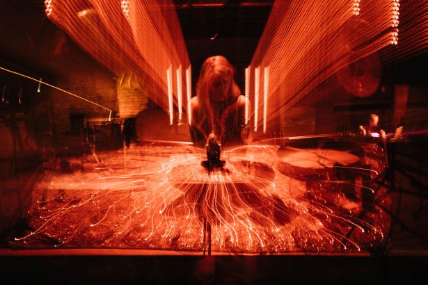 Kada joj se promišljeno pristupi, elektronička glazba može djelovati kao neka vrsta skele za živčani sustav: Djrum i Kaitlyn Aurelia Smith o elektroničkoj glazbi, liječenju zvukom i njegovom potencijalu za pozitivne umove