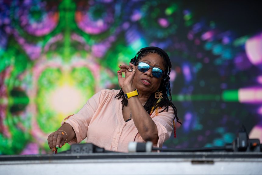WomenWhoSpin ProcessStaceyHotwaxxHaleSetAtMovementStage3